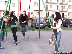 Две сексуальные русские студентки занимаются групповым сексом