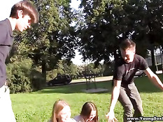 Две юные русские подруги занимаются с парнями сексом на диване
