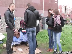 Русские ребята занимаются групповым сексом с двумя студентками