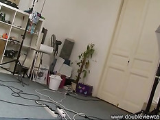 Юная модель Саша на порно кастинге сосёт член и получает в анал