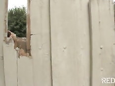 Возбуждённая грудастая домохозяйка пригласила парня для секса