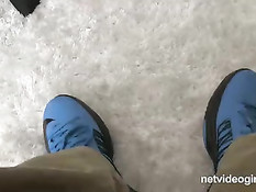 Две молодые модельки мастурбируют бритые киски и делают минет