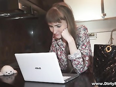 Очень худая русская проститутка трахается в чёрном нижнем белье