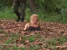 Зрелая сисястая брюнетка бежала по лесу и попала в зыбучий песок