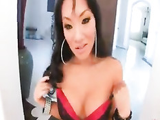 Сексуальная азиаточка в чёрных чулках Asa Akira играет с киской
