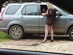 Дама расстелила рядом с машиной покрывало и ебалась с мужчинами
