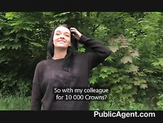 Брюнетка в лесу трахается с парнем на заднем сиденье автомобиля