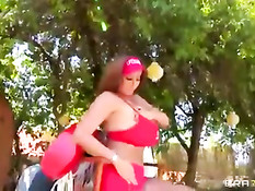 Eva Notty на свежем воздухе сосёт и дрочит член большими сиськами