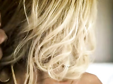 Сисястая блондиночка Riley Steele в джинсах трахается с мужчиной