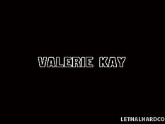 Брюнетка с натуральной большой грудью Valerie Kay ебётся с негром