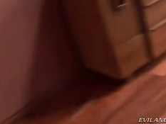 Девчонка с красивой грудью позирует и отсасывает мужчине пенис