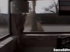 Симпатичная брюнетка в стрингах с удовольствием отсасывает член
