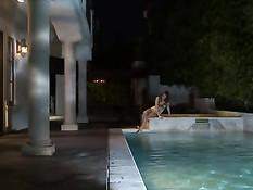 Tori Black делает минет и трахается с мужчиной во дворе у бассейна