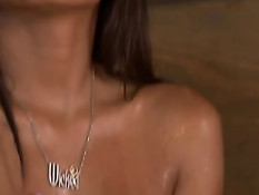Страстная латиночка Lupe Fuentes мастурбирует свою бритую письку