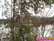 Худая девчонка раздевается и на траве мастурбирует клитор руками