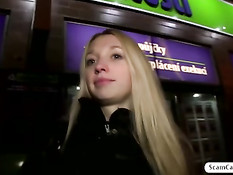 Симпатичная славянская блондинка согласилась ебаться за деньги
