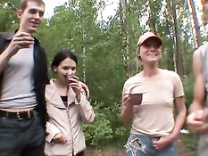 Молодые российские свингеры на пикнике в лесу занимаются сексом