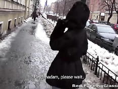 Мужик снял на улице молодую питерскую блондинку и снял в порно