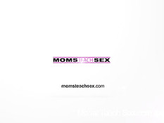 Молодой человек оттрахал тёлочек India Summer и Bailey Bradshaw