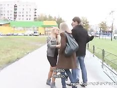 Молодые русские студенты вчетвером пробуют заняться свинг сексом