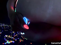 Samantha Saint запихивает в свой анус светящийся фаллоимитатор