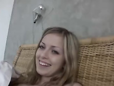 Симпатичная блондинка Abigaile Johnson получила сперму на личико