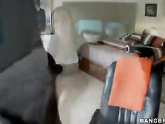 В молодую брюнетку с татуировкой на спине вставили большой член