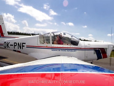 Грудастая девчонка Connie Carter мастурбирует на крыле самолёта