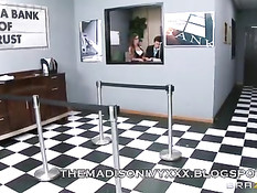 Сисястая работница банка Madison Ivy ебётся в денежном хранилище