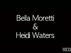 Чёрный парень ебёт шоколадных сучек Bella Moretti и Hydie Waters