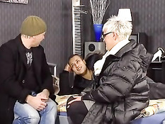 Горячая немецкая дамочка с татуировками ублажает двух мужиков