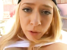 Грудастая блондинка Kagney Linn Karter позирует и ебётся с парнем