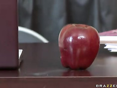 Развратная грудастая студентка Kagney Linn Karter ебётся с учителем