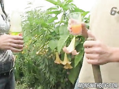Заботливая европейская мамочка соблазняет на секс молодого парня
