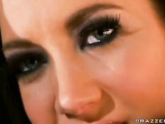 Брюнетка Jayden Jaymes занимается анальным сексом возле машины