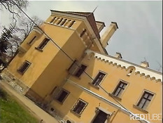 Мужчина делает девке куннилингус в мастерской и трахает в киску