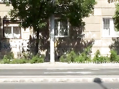 Связанных молодых секс рабынь хорошо трахать на свежем воздухе