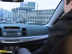Парнишка привёл домой русскую девчонку и оттрахал в узкий анус