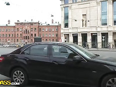 Худая русская малышка делает парню минет и трахается на кровати