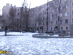 Молодая русская брюнетка трахается на кухне с молодым человеком