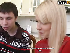 Сисястая русская блондинка занимается сексом с незнакомым парнем