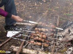 Он вывез в лес красивую русскую подружку и оттрахал на природе