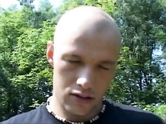 Агрессивная блондинка ударила мужчину и наказала его любовницу