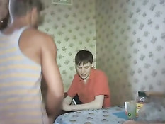 Русские ребята трахают молодых тёлок и заливают спермой сиськи