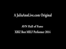 Опытная блондинка с татуировками Julia Ann делает парням минет