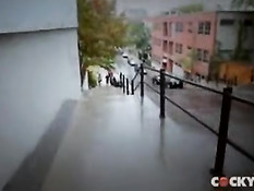 Спортивные геи занимаются гимнастикой и трахаются в презервативе