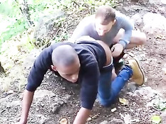 Чёрный гей в лесу делает минет белому парню и подставляет анус