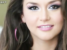 Симпатичная порно актриса Allie Haze сосёт пенис и глотает сперму