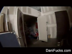Молодая порно актриса Dani Daniels показала свою волосатую киску