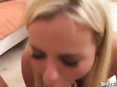 Порно звезда Bree Olson делает глубокий минет и дрочит хуй руками